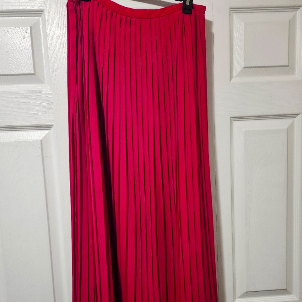 Beautiful hot pink pletted skirt.